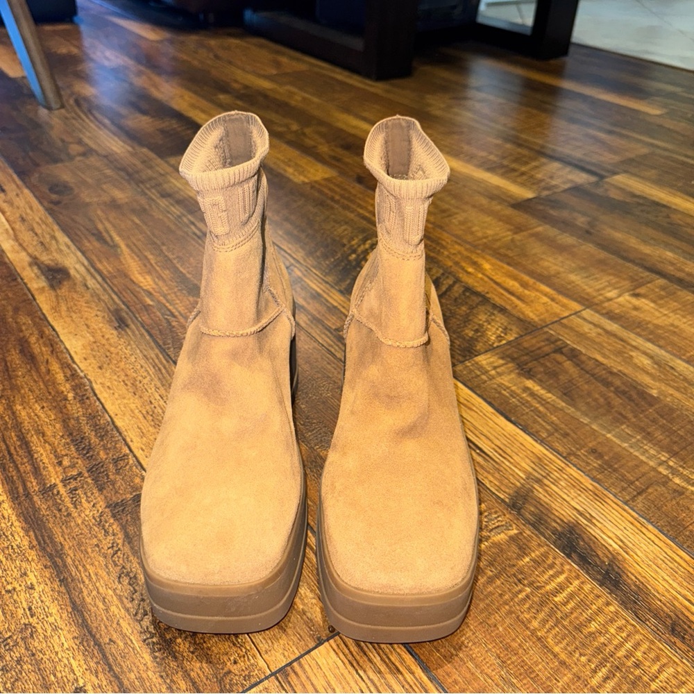 Ugg Moxy Chelsea View 2